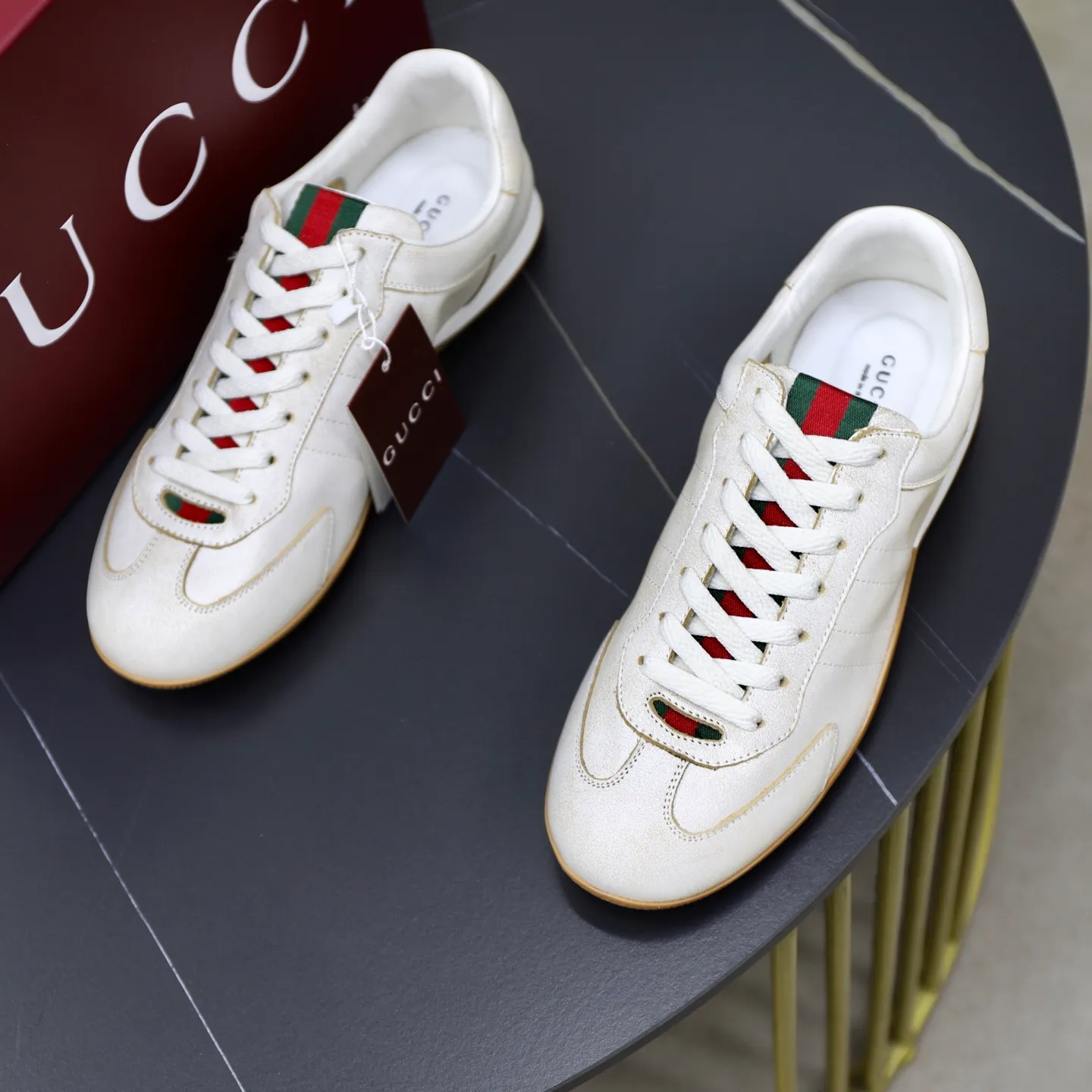 Ex-factory price: 580💰💰Gucci Shift series couple's sports shoes ❗❗ The Gucci Shift series is newly launched, with a lightweight design that reinterprets sports style. The neat silhouette adds a sense of freedom and exudes sophistication when moving. The webbing detail runs like an endless ribbon throughout the design, and the side seam details add a finishing touch. ❗Original development ❗Washed effect cowhide upper ❗Two-color Tpu outsole ❗Size: Female 35-41 Male 39-45